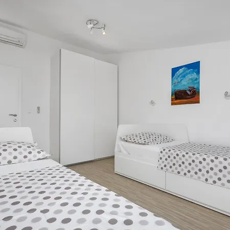 Appartement Letica *